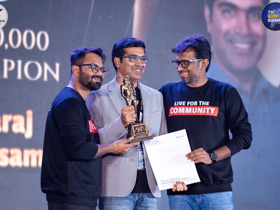 Sivaraj Palanisamy receiving the Eagle Award from Social Eagle at TN Digital Summit 2025